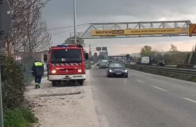 ZJARR PRANË AUTOSTRADËS LUSHNJE-FIER/ Flakët u afrohen bizneseve në zonë