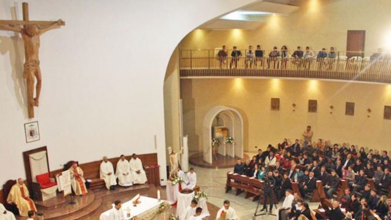 E SHTUNA E MADHE E PASHKËS/ Besimtarët katolikë në kisha për bekimin e ushqimeve, sonte mesha në Katedralen ‘Ngjallja e Krishtit’