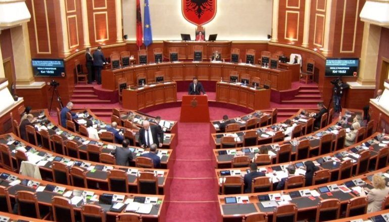 RËNIA E EUROS/ Malaj në Kuvend ‘zbulon’ si hyjnë flukset e valutës së huaj: 2 miliardë € nga remitancat…