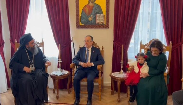 URON PASHKËN ORTODOKSE/ Presidenti Bajram Begaj nga Mitropolia e Korçës: Drita e qiririt ndriçoftë zemrat tuaja