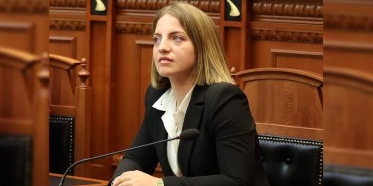 “S’KAM ME E LËSHUE GEGNISHTEN TEME”/ Koçeku u përgjigjet kritikave për të folurën në dialekt: Nëse duhet rri në gardhin tim dhe…