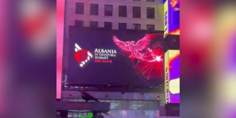 VIDEOLAJM/ Posteri i Samiti i IV-të të Diasporës shqiptare ‘shpaloset’ në sheshin e famshëm ‘Times Square’ të SHBA
