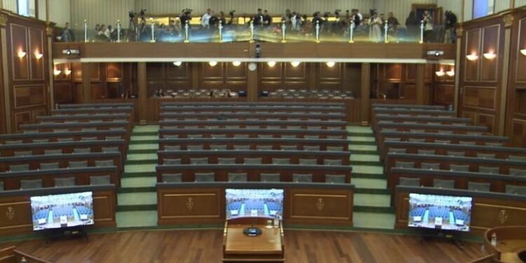 NIS SEANCA PËR PRESIDENTIN NË KUVENDIN E KOSOVËS/ Opozita refuzon pjesëmarrjen: Spektakël politik