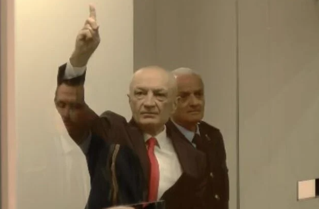 “PROCES I TURPSHËM…”/ Ish-presidenti Meta shfaqet në kafazin e xhamtë të sallës së gjyqit: Nga sot deri në momentin e fundit…
