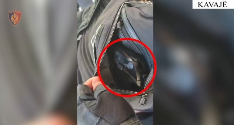 E PËSON KEQ/ Qarkullonte i armatosur në qytet, arrestohet 32-vjeçari në Kavajë