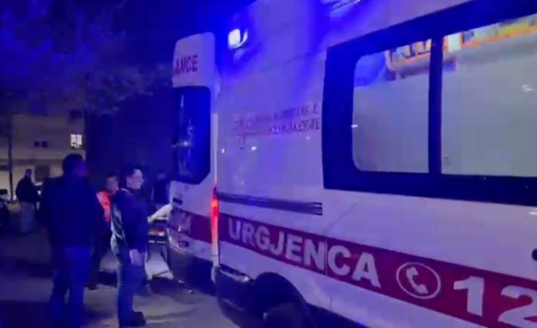 E RËNDË NË KORÇË/ E moshuara pëson dëmtime pasi u rrëzua nga shkallët e pallatit, dyshohet se…