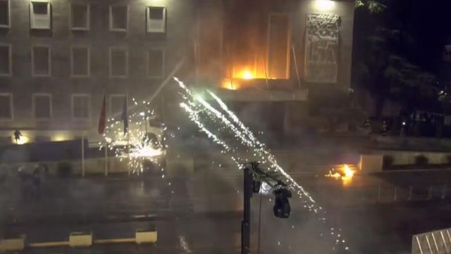PROTESTA E PD/ Militantët sulmojnë me breshëri Kryeministrinë
