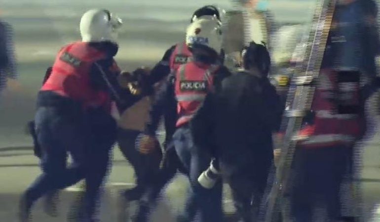 MOLOTOVËT DREJT KRYEMINISTRISË/ Ndërhyn menjëherë policia, arrestohen militantët e parë! Protesta zhvendoset te Parlamenti