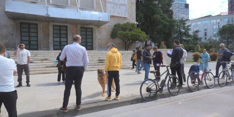 MË PAK SE 10 QYTETARË/ Dështon për herë të dytë protesta për çmimin e naftës