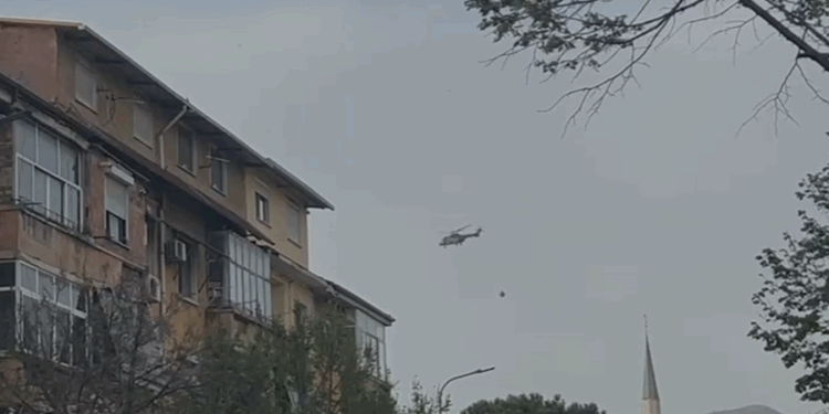 ZJARRI NË TIRANË/ Flakët jashtë kontrollit pranë QSUT, ndërhyn helikopteri i ushtrisë