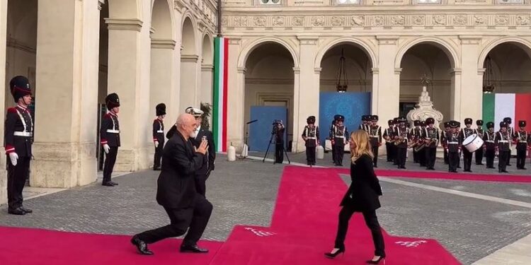 VIZITA NË ITALI/ Edi Rama i ulet sërish në gjunjë Melonit
