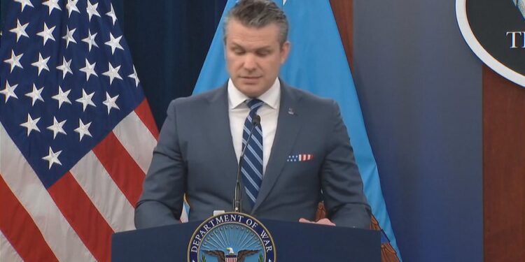 IRANI RIHAP HORMUZIN? Hegseth: Të bëjë zgjedhjen e duhur, ushtria e SHBA në gatishmëri