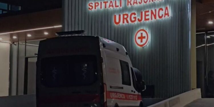 U DHUNUA MBRËMË NË LUNGOMARE/ Niset drejt spitalit të Tiranës 60-vjeçari nga Vlora