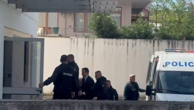 GJYQI ME OLS DADO/ Shoqërohet nga furgoni i policisë, ja momenti kur kryebashkiaku i Tiranës shkon në Administrative