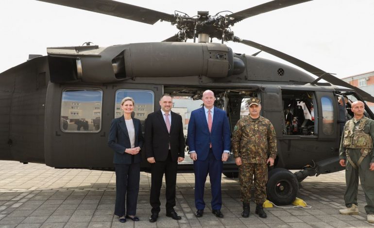 PAMJET/ Vizita në Shqipëri e Ambasadorit të SHBA-së në NATO, Whitaker shkon në Bazën e Kuçovës: Nyje logjistike e Aleancës në rajon