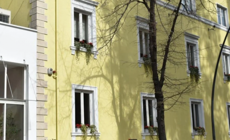 ZYRTARË TË BASHKISË GJIROKASTËR TË INFEKTUAR ME HIV/AIDS/ Reagon Zyra e Komisionerit për të Drejtën e Informimit