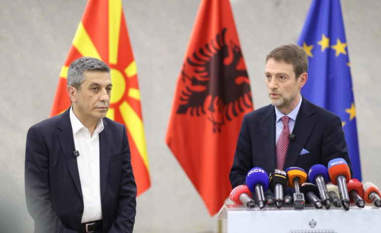 “ATA IDIOTË”/ Ferit Hoxha pyetet për mesazhet në prani të përfaqësuesit të VLEN në RMV, ministri: S’më tërhiqni dot ku doni ju, kam evoluuar