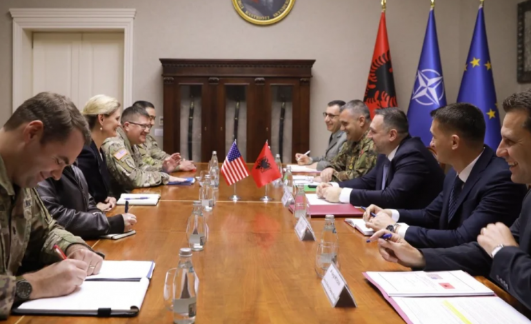 GJENERALI AMERIKAN TAKOHET ME MINISTRIN E MBROJTJES/ Ambasada e SHBA: Shqipëria ka bërë progres mbresëlënës në mbrojtjen kibernetik