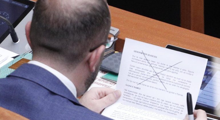 FOTOLAJM: Gaz Bardhi lexon udhëzimin e Partisë sesi duhet të sillet në seancën parlamentare