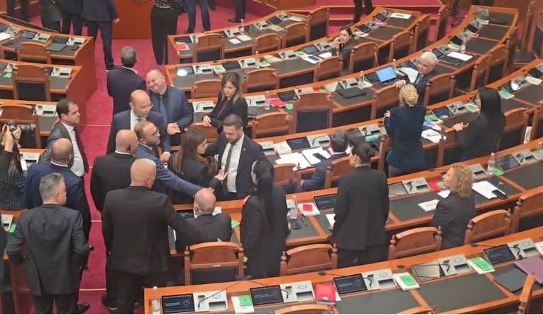 MOMENTE TENSIONI NË KUVEND/ Deputetja e PD tenton t’i marrë kartën e deputetit, Bora Muzhaqit, reagojnë socialistët