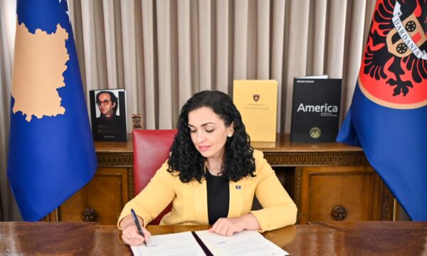 KOSOVË/ Vjosa Osmani përfundon mandatin e presidentes, i dorëzon sot detyrën kryeparlamentares Haxhiu