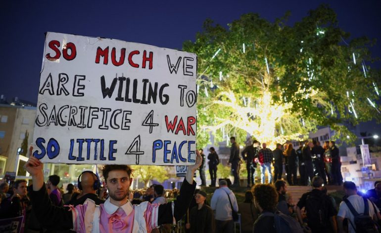 “MOS BOMBARDONI”/ Protestë masive në Tel Aviv kundër luftës, thirrje të forta për paqe në Lindjen e Mesme