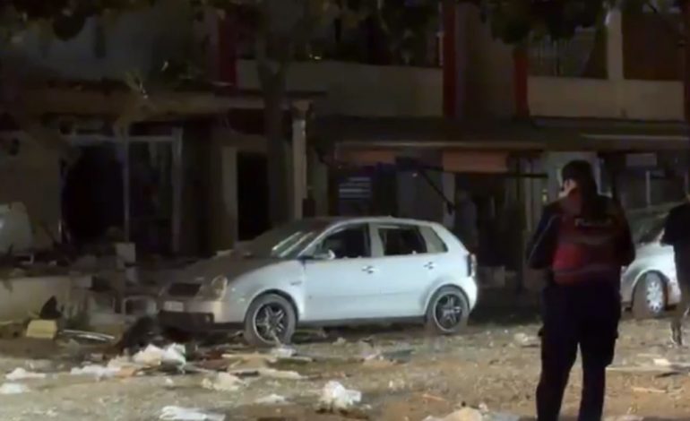 SHPËRTHIM I FUQISHËM TRONDIT LEZHËN/ Disa biznese dhe makina të dëmtuara