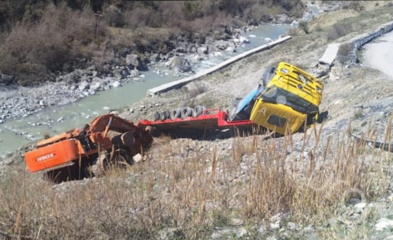 AKSIDENT I FRIKSHËM/ Përmbyset mjeti i tonazhit të rëndë në Moglicë