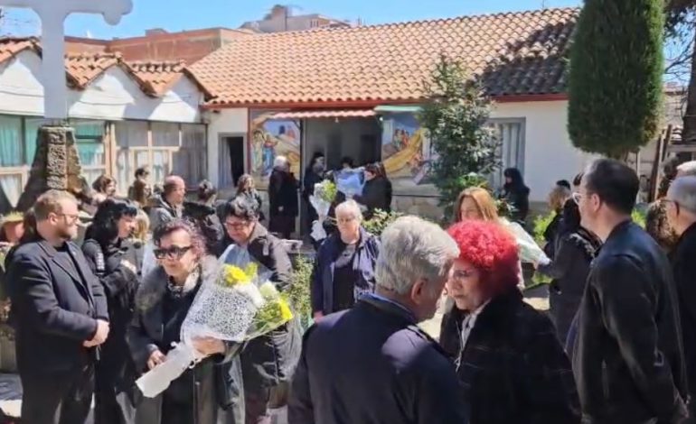 U NDA PAPRITUR NGA JETA/ Familjarë dhe kolegë i japin lamtumirën e fundit aktorit Ilir Shkurti