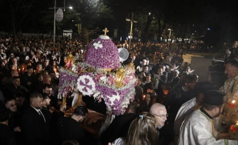 CEREMONIA E EPITAFIT NË TIRANË/ Qindra besimtarë ortodoksë kremtuan të premten e zezë