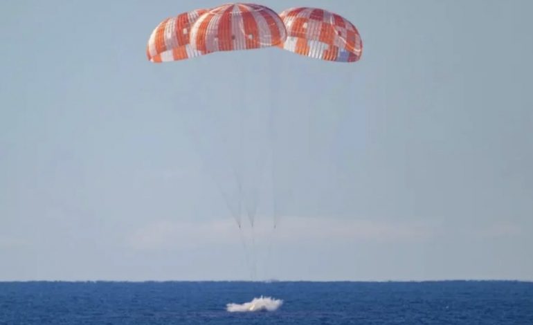 ARTEMIS II KTHEHET NË TOKË/ Momenti kur 4 astronautët ulen me parashutë në oqean