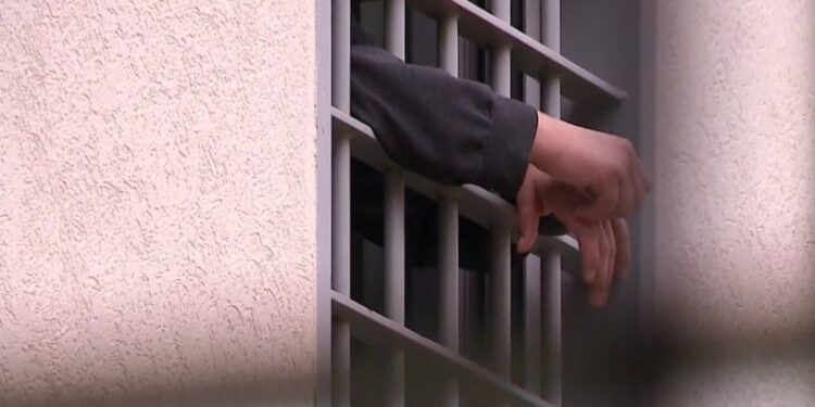 NDRYSHIME TË REJA/ Të dënuarit nuk do t’i drejtohen më gjykatës për ulje dënimi dhe lirim të parakohshëm