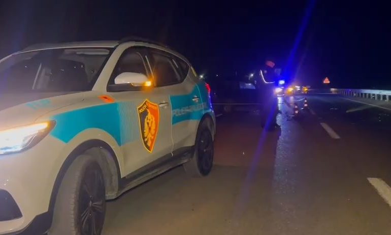 AKSIDENT NË AKSIN KORÇE-BILISHT/ Përplasen tre automjete, një i lënduar