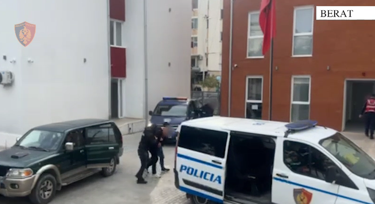 SHISNIN KOKAINË/ Policia arreston tre persona në Berat, shpallen në kërkim dy të tjerë
