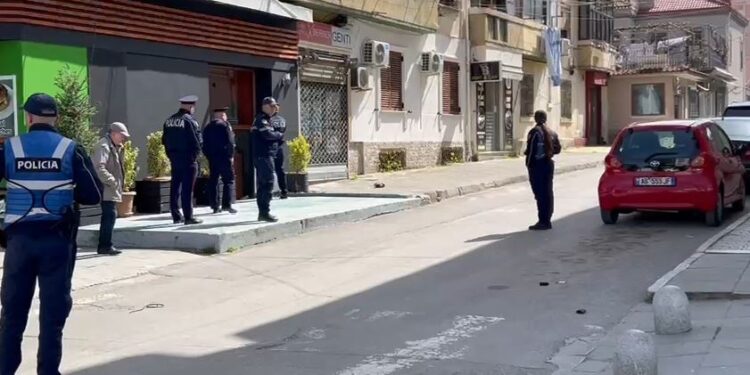 “PLAS” SHERRI MES TË RINJVE NË KORÇË/ Plagoset njëri prej tyre. Pasi e rrahën u rrëzua në kangjella…