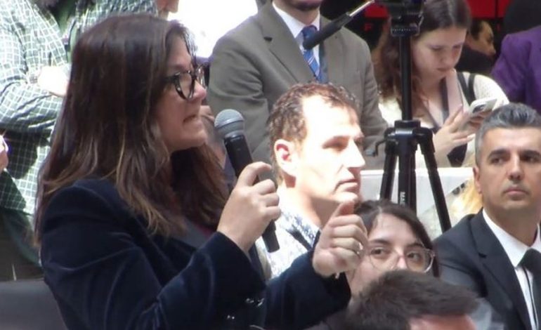 “NUK JEMI SA PËR NUMËR”/ Juristja shqiptare e thotë troç në Samitin e Diasporës: Jeni jashtë realitetit, boll me filma e skenare…