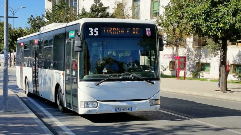 RRITJA E ÇMIMIT TË NAFTËS/ Nga nesër reduktohet me 40% flota e mjeteve të transportit publik: S’kanë miratuar asnjë skemë kompensimi