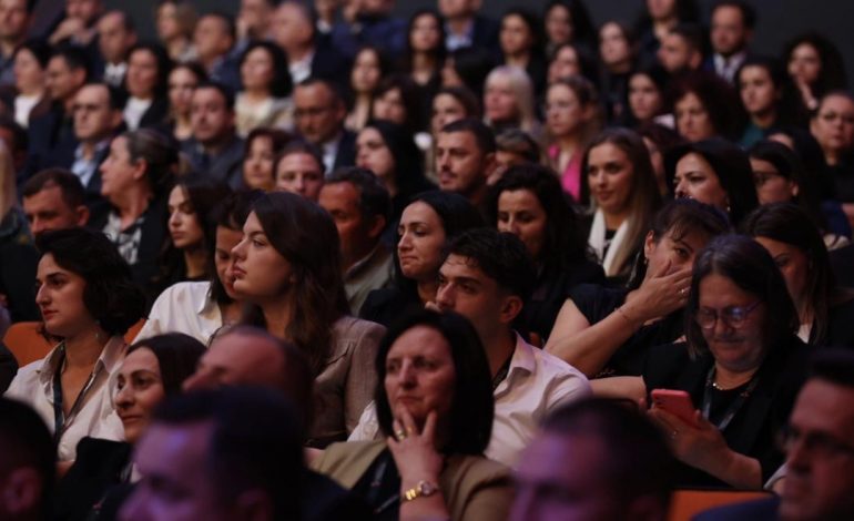 “NUK MORA ASNJË PËRGJIGJE…”/ Balla replikon me ish-minatorin e ardhur nga Diaspora: Ma jep letrën se ta ndjek unë