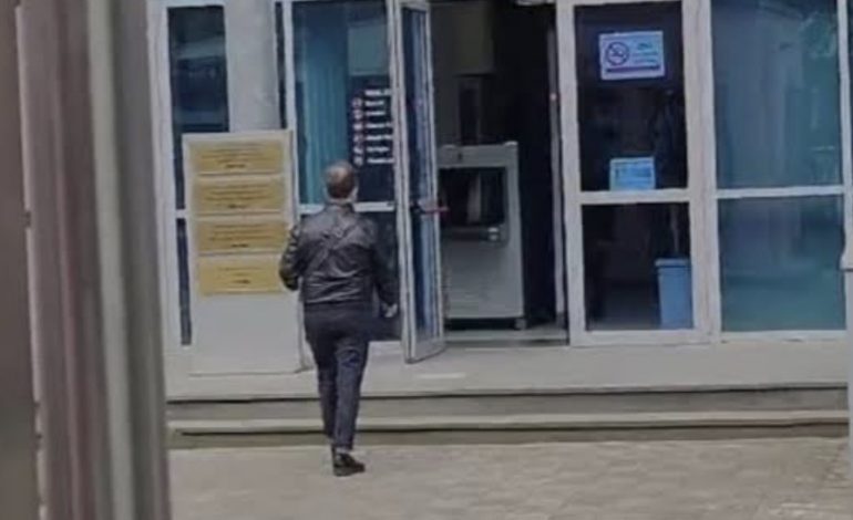VIDEOLAJM/ Deputeti Erion Braçe paraqitet në GJKKO për seancë gjyqësore