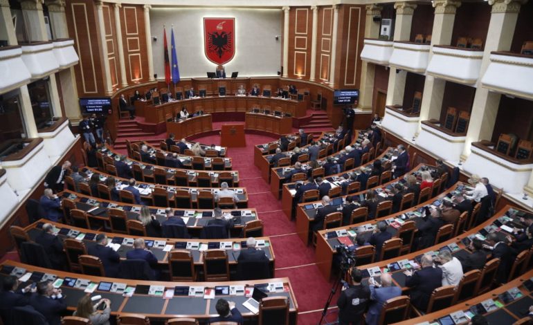 KUVEND/ Opozita interpelancë me Ramën, Koçiun, Nufin dhe Kumbaron, nis seanca plenare. Çfarë përmban rendi i ditës