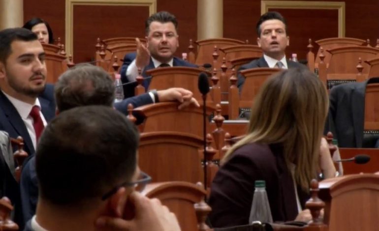 “JE LLUM…”/ Plas keq mes Erion Braçes dhe Agron Shehajt në Kuvend: Legen m*t, mbylle gojën