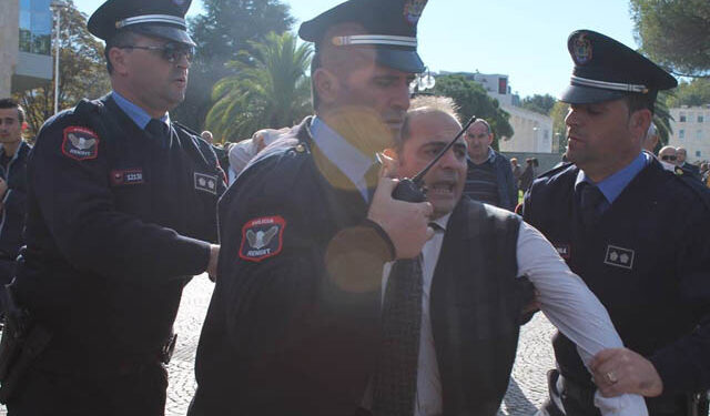 U PËRPLAS ME POLICINË/ Shoqërohet në komisariat avokati Altin Goxhaj