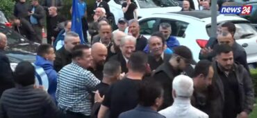PROTESTA KOMBËTARE E OPOZITËS/ Berisha mbërrin në selinë blu