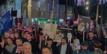 VIDEOLAJM/ Opozita kërkon dorëheqjen e qeverisë, mesazhet pikante në protestën e PD