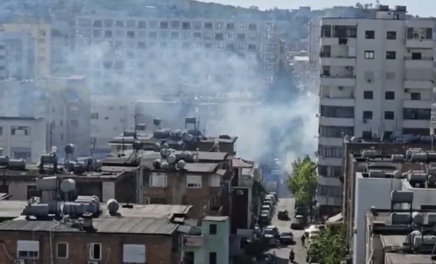PËRFSHIHET NGA FLAKËT TREGU I FRUTA-PERIMEVE NE DURRËS/ Të moshuarit i merret fryma nga tymi! Banorët në panik