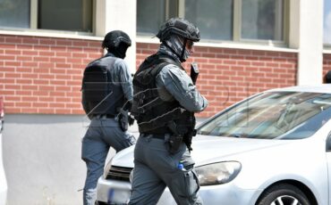 OPERACION I MADH I POLICISE NË MITROVICËN E VERIUT/ 26 të arrestuar e mijëra euro të sekuestruara
