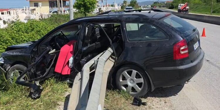 AKSIDENT I TREFISHTË NË LUSHNJE/ Shoferi nxirret nga makina me ndihmën e zjarrfikëses