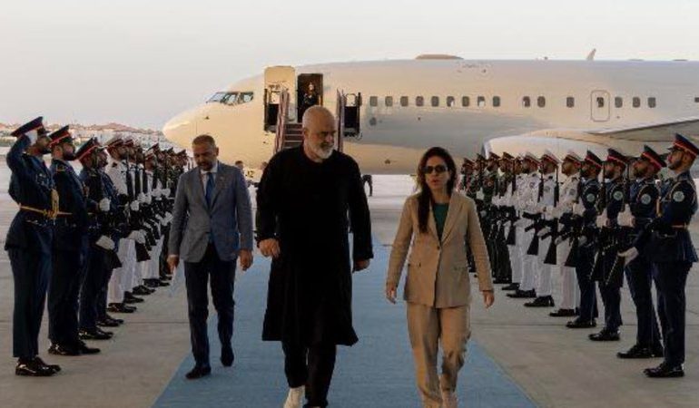 RAMA VIZITË ZYRTARE NË ABU DABI/ Kryeministri publikon pamjet: Solidarizohemi me Emiratet e Bashkuara Arabe në këtë kohë të trazuar të Gjirit Arabik