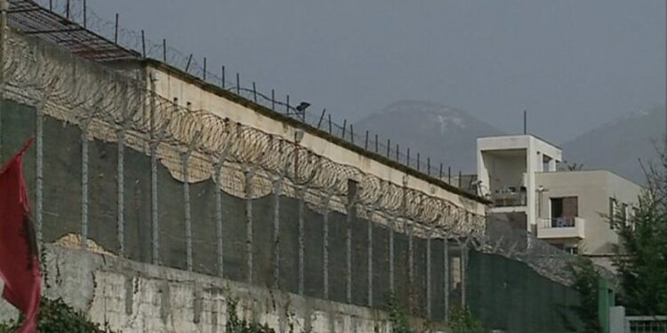 E RËNDË NË BURGUN E REÇIT/ Dy të dënuar dhunojnë punonjësin e Policisë