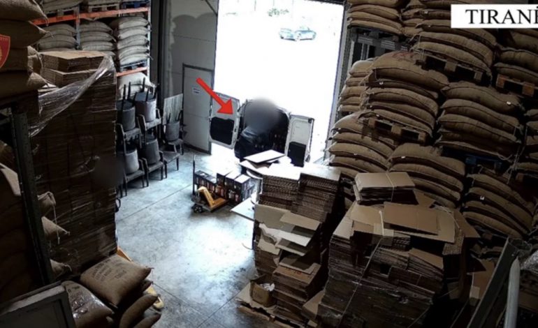 E PËSOJNË KEQ/ Vodhën dhe shitën 40 ton kafe përgjatë 3 viteve te magazina ku punonin, arrestohen dy persona, procedohet shpërndarësi
